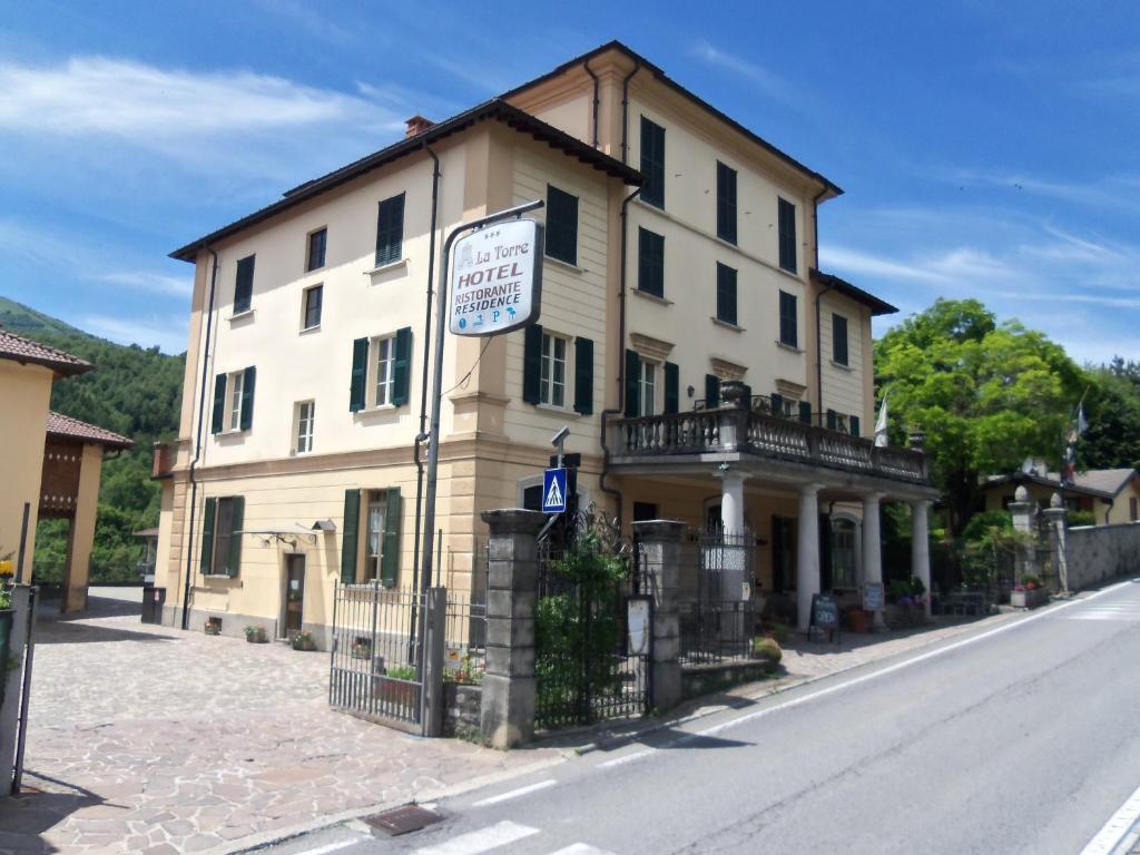 Hotel La Torre Castiglione dʼIntelvi Exteriör bild